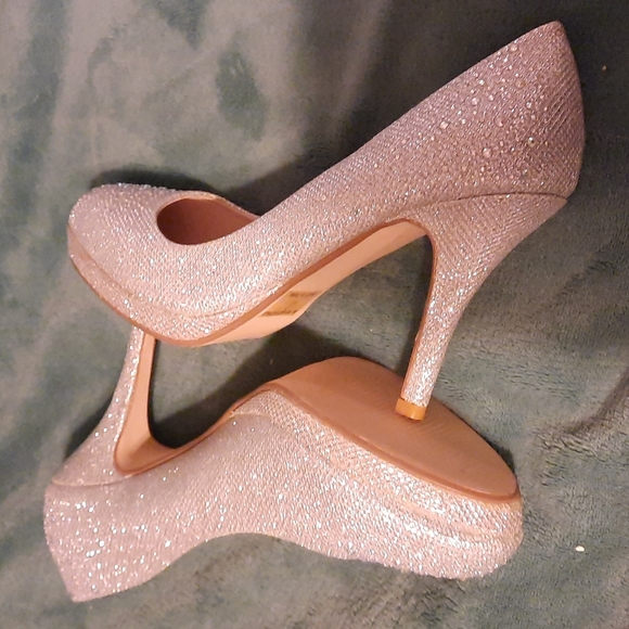 New Bonnilel Rhinestone Silver 4 in Heels, .50 Toe Lift, Rounded Toe, Size 8M. - Picture 10 of 10